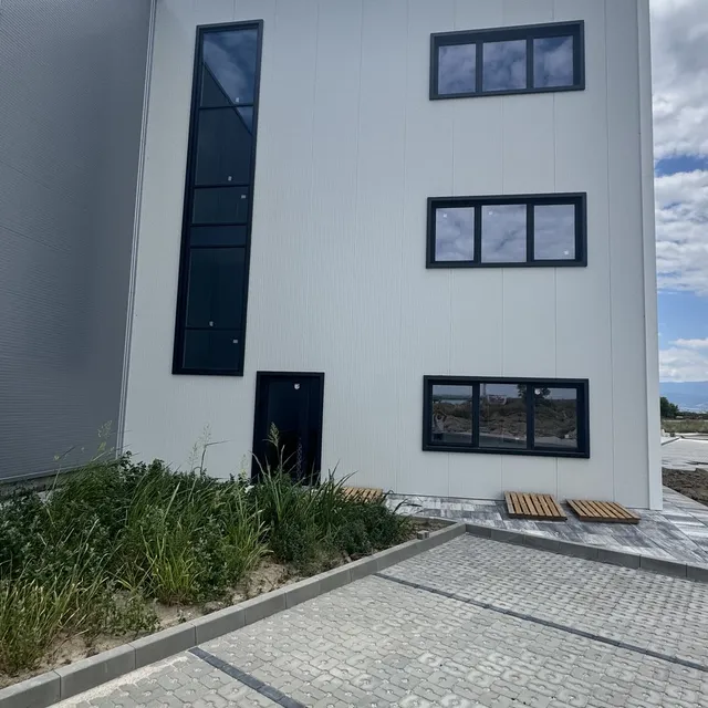 ПВЦ и алуминиева дограма на жилищна сграда — Бравис и Ко