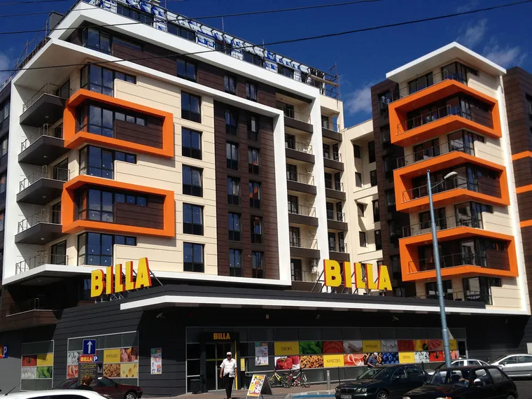 Витрини на търговски обект Billa и Holiday Inn Пловдив — обект на Бравис и Ко