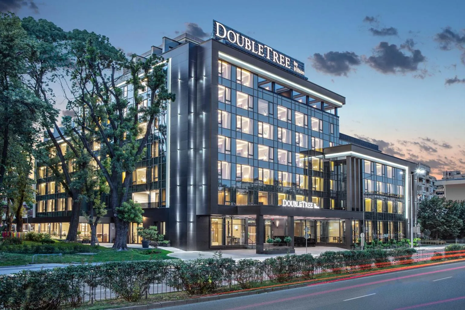 Окачена стъклена фасада на хотел DoubleTree by Hilton Пловдив — обект на Бравис и Ко