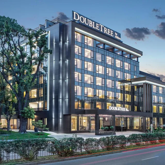 Стъклена фасада на хотел Hilton DoubleTree Пловдив — обект на Бравис и Ко
