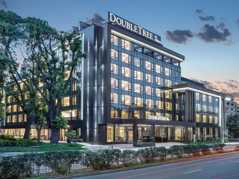 Стъклена фасада на хотел Hilton DoubleTree Пловдив — обект на Бравис и Ко